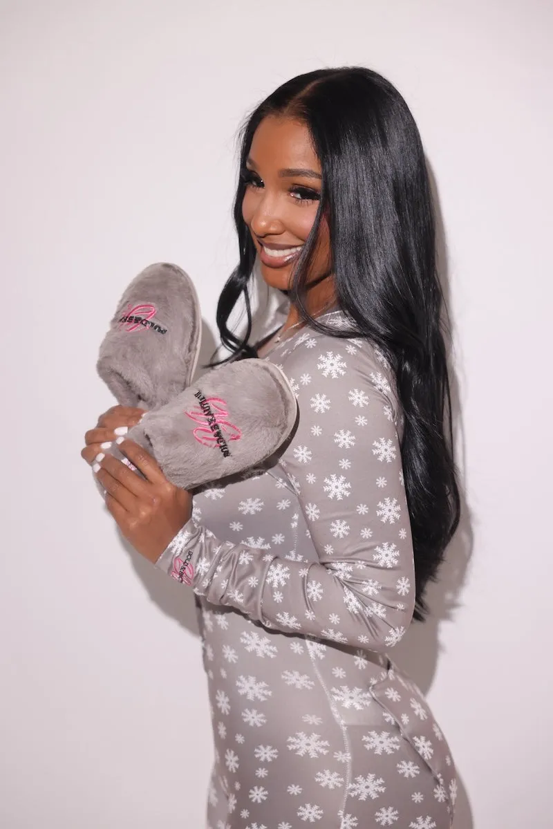GREY SIGNATURE CLOSED TOE SLIPPERS