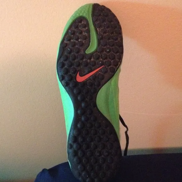 Indoor soccer shoes
