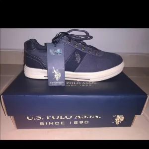 Sneaker shoes