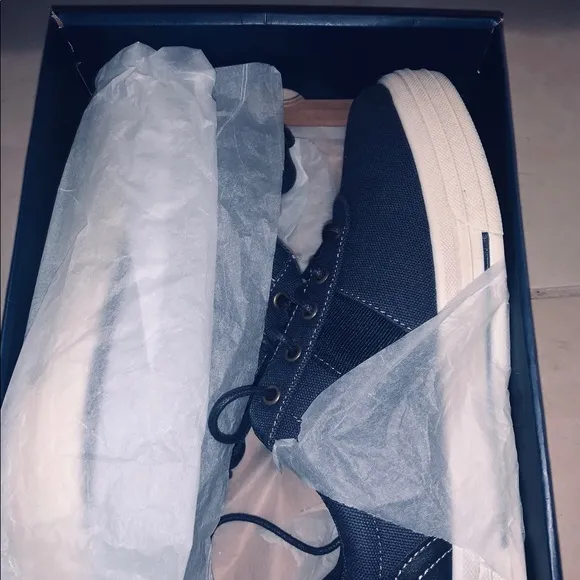 Sneaker shoes