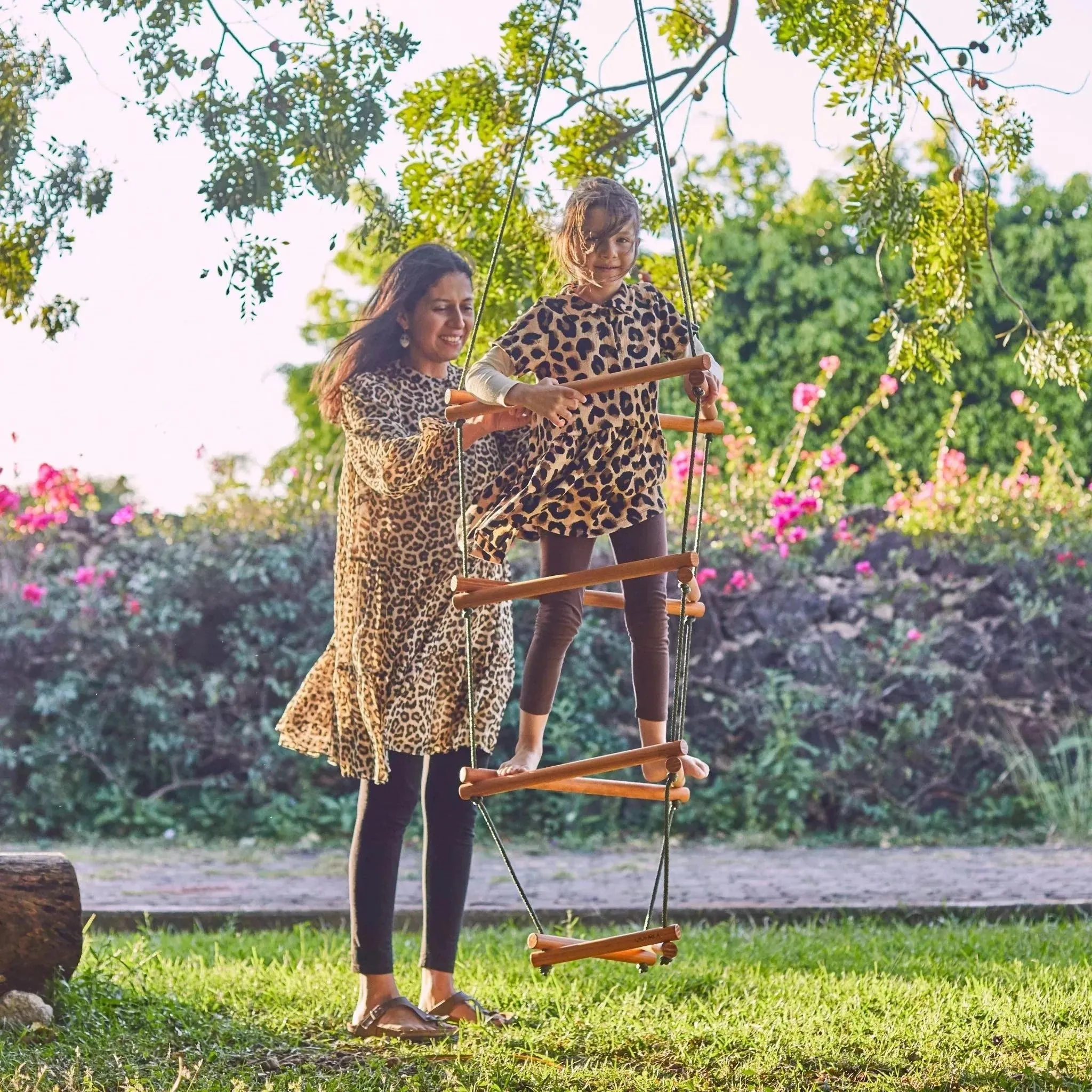 WIWIURKA WOODEN CLIMBER TRIANGULAR ROPE LADDER